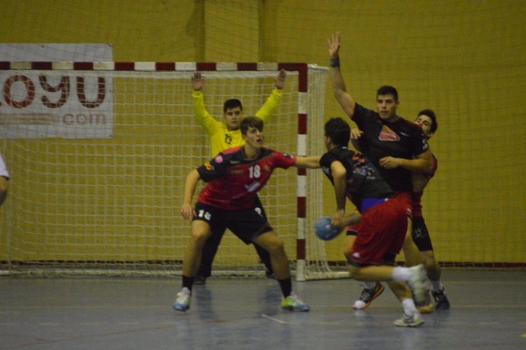 Dos valiosos  puntos en la difA�cil cancha de Villafranca